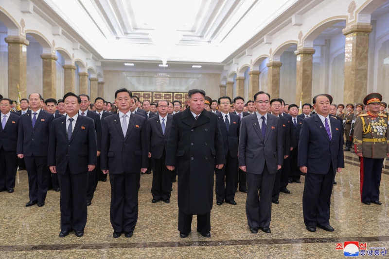 金正恩元旦日到太陽(yáng)宮瞻仰祖父及父親遺容。 路透社