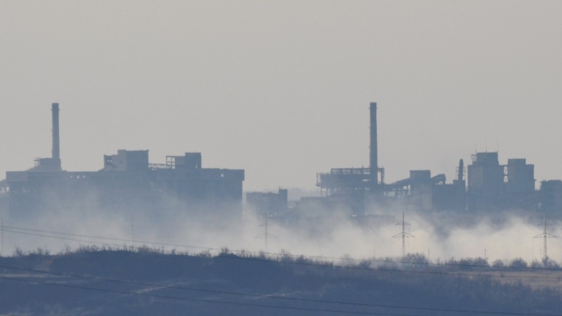 2月15日，阿夫迪夫卡（Avdiivka）一間化工廠附近冒出濃煙。路透社