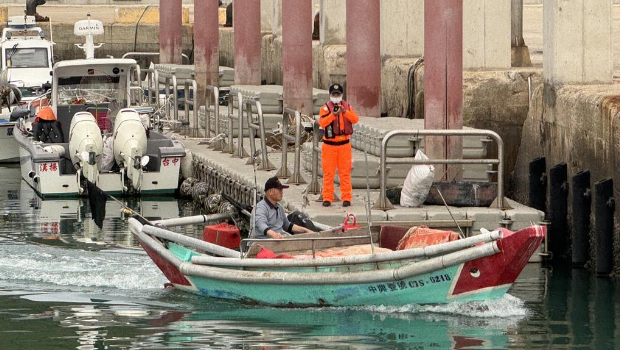 金門新湖漁港漁民18日仍照常出海作業(yè)捕魚。