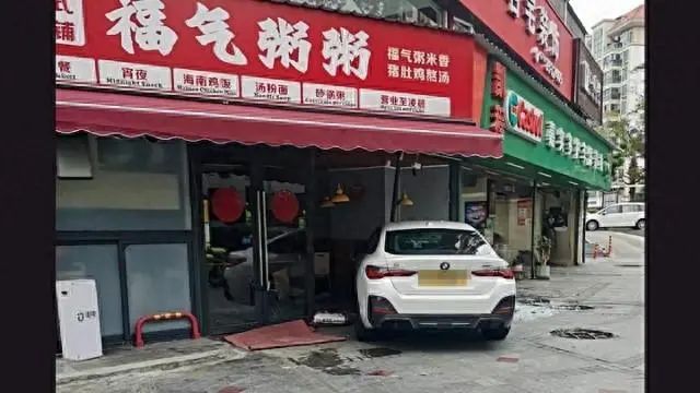 港車北上發(fā)生意外直沖路邊店鋪