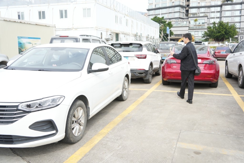 取車后先圍繞車身觀察，并拍下影片。