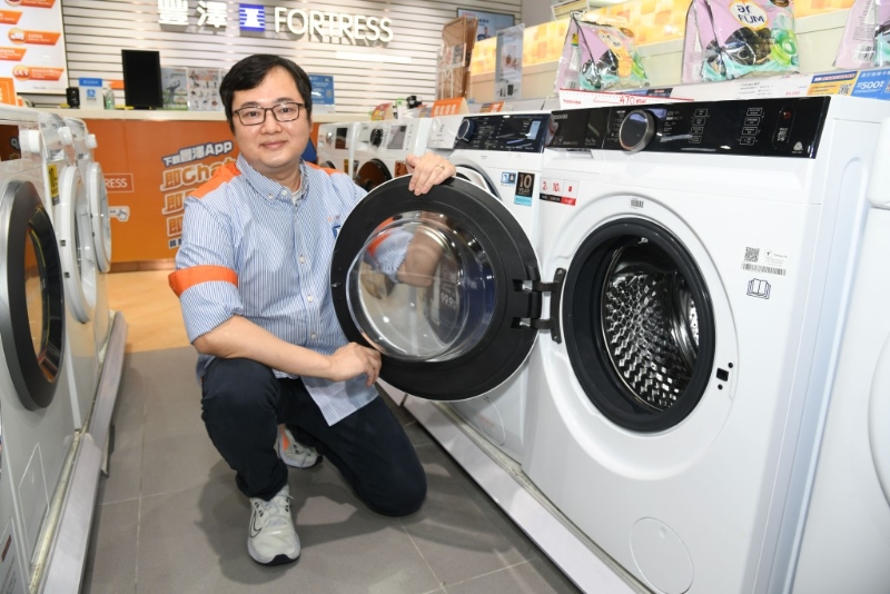 豐澤Senior Customer Advisor Ivan Cheung指洗完衫后，打開洗衣機(jī)蓋子透氣，以防異味，避免細(xì)菌滋生。