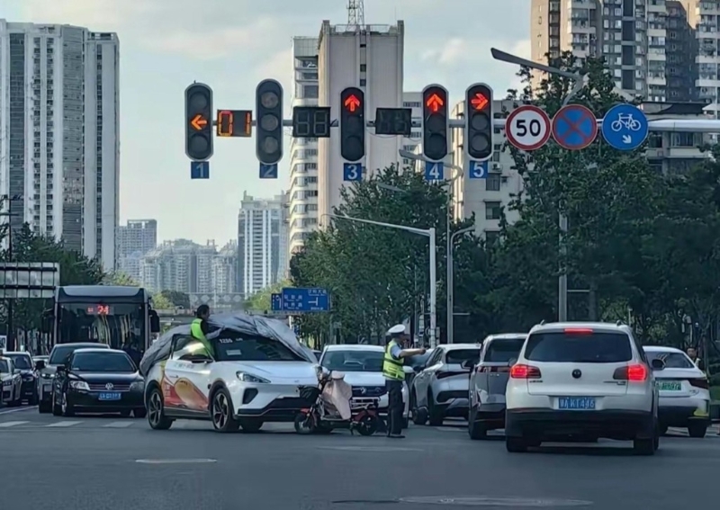 交警處理蘿卜快跑撞倒大媽的事故。