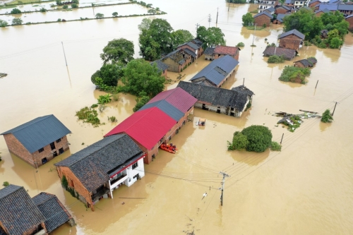 受臺(tái)風(fēng)格美影響，資興市遭遇特大暴雨，很多房屋泡在洪水中。