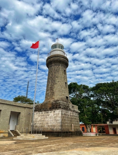 5. 硇洲島 硇洲燈塔與倫敦?zé)羲秃猛菬羲⒎Q世界三大燈塔，也是湛江八景的硇洲古韻。圖片來源：小紅書@愛新覺羅猛