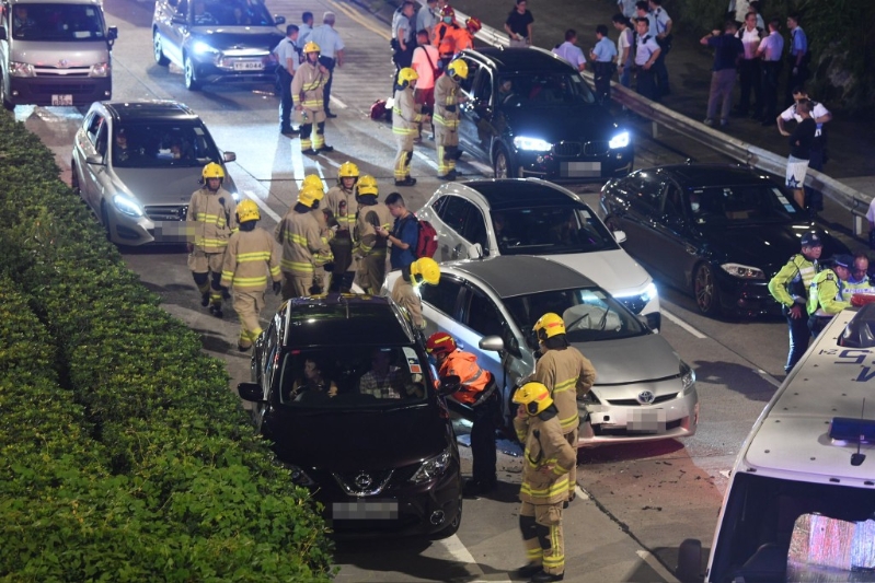 涉事銀色私家車車頭嚴(yán)重?fù)p毀