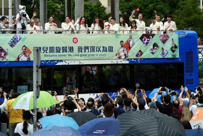 市民冒雨一睹港隊運動員風采。