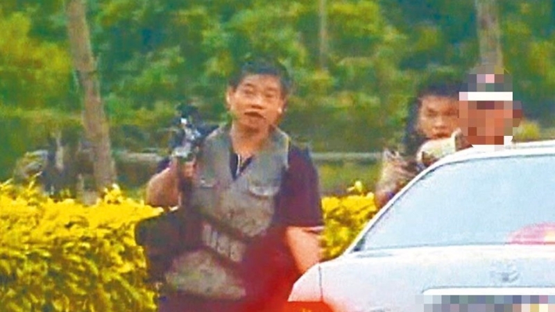 “臺(tái)灣張子強(qiáng)”張錫銘（左一）2004年與同伙被圍捕時(shí)挾持1名老農(nóng)（右一）和警察街頭槍?xiě)?zhàn)。