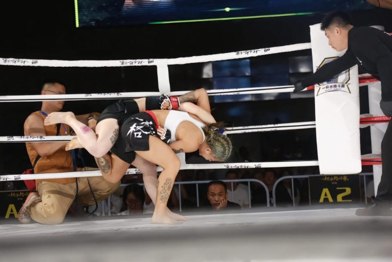 徐小姐是上海一名MMA女拳手。