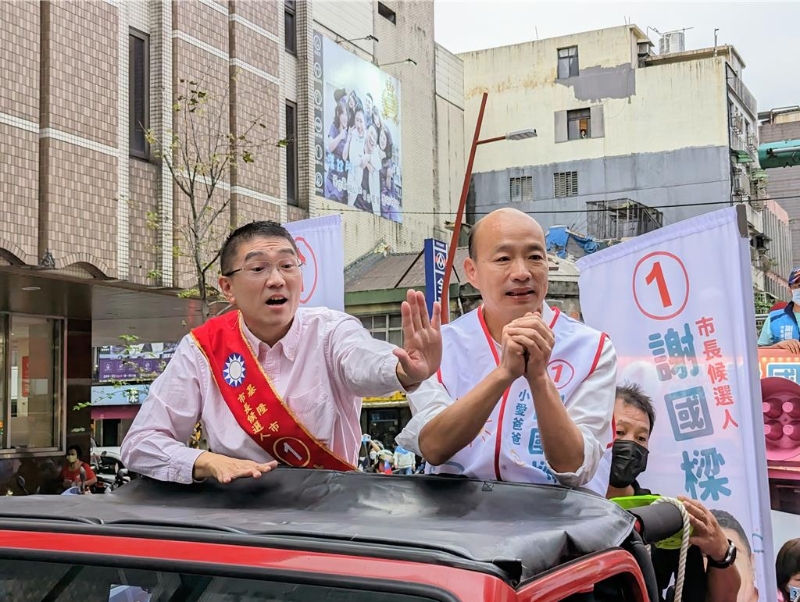 身陷罷免案的基隆市長謝國樑（左）