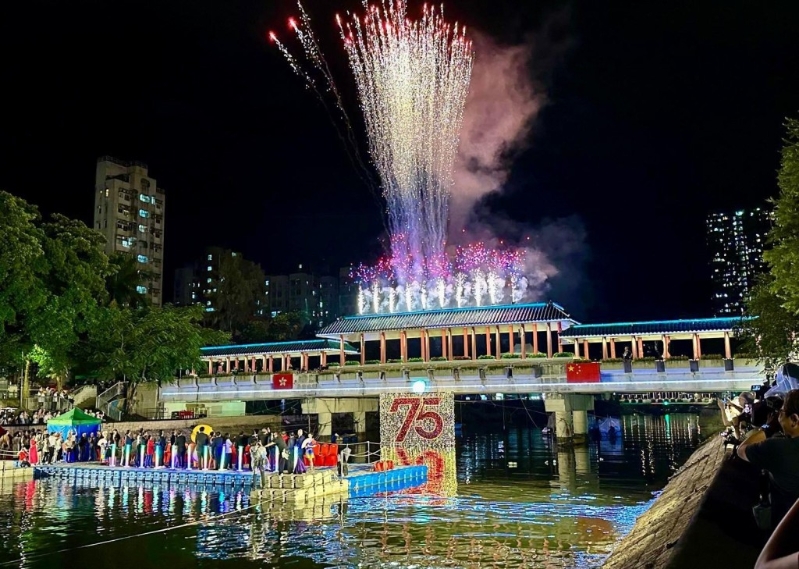 大埔慶75周年國(guó)慶活動(dòng)開幕式在林村河舉行，現(xiàn)場(chǎng)非常熱鬧。