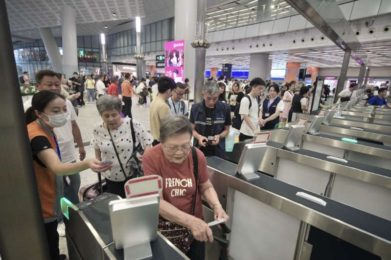 市民趁國慶前夕北上旅游。