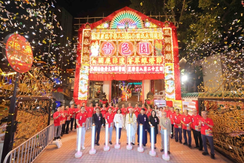 黃大仙祠10月1日舉辦開(kāi)放日，屆時(shí)將有升旗禮，舞醒獅及舞龍，晚上更有舞火龍活動(dòng)。